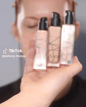 Nars - كريم أساس "نارز" لإشراقة طبيعية وثبات طويل ©