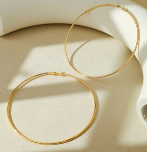 Fashionable And Casual Large Gold Hoop Earrings - Zambeel