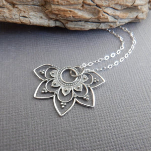 Retro Hollow Flower Pendant Necklace Simple And Versatile - Zambeel