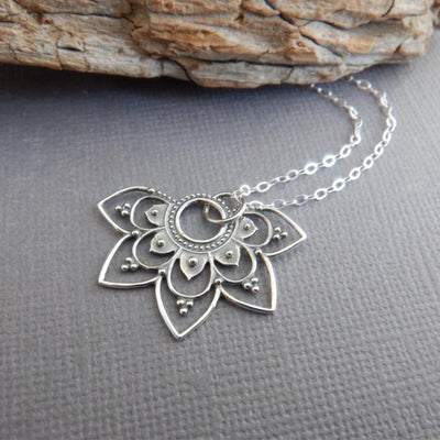 Retro Hollow Flower Pendant Necklace Simple And Versatile - Zambeel