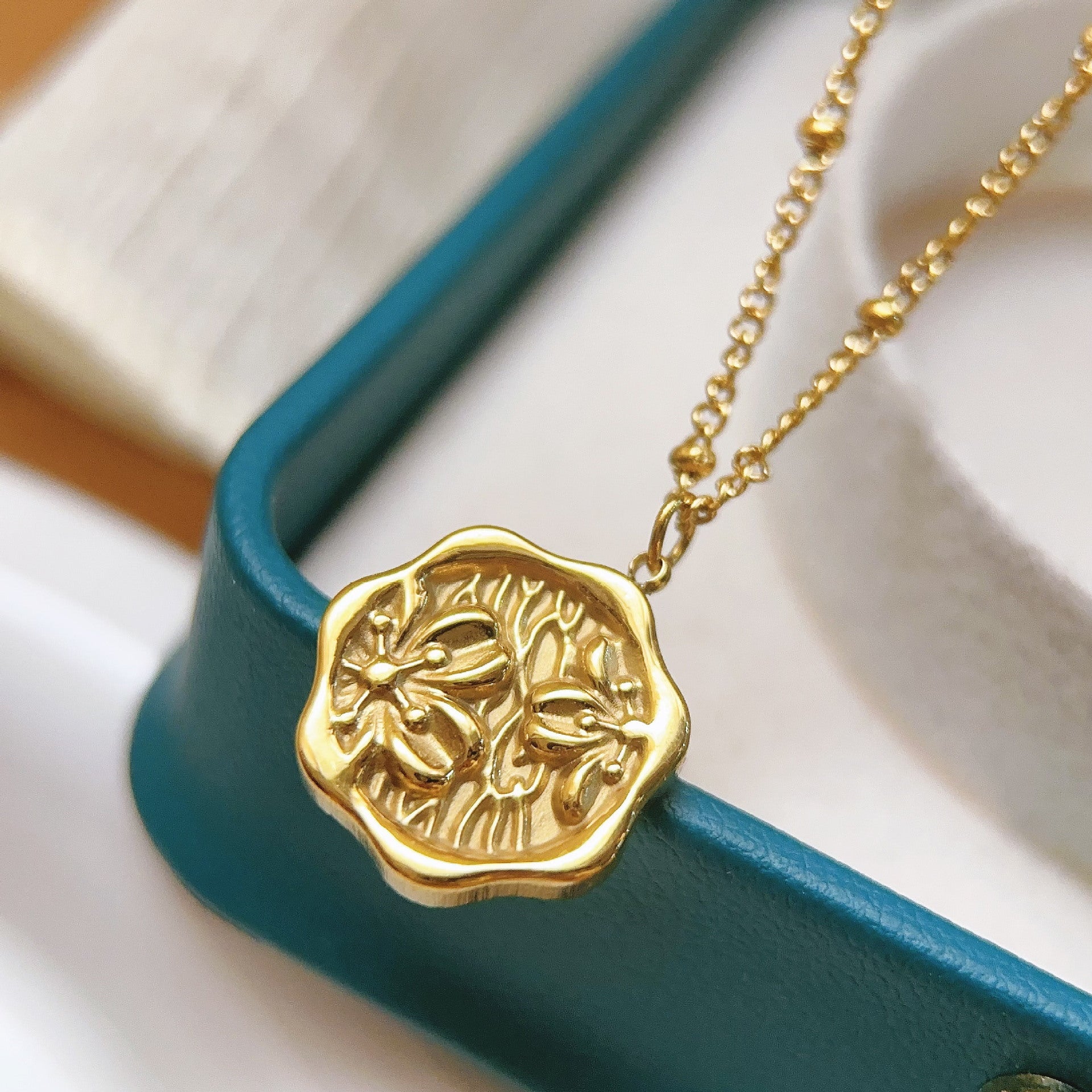 Rose - inspired Subtly Luxurious And Minimalist 18K Gold Stainless Steel Necklace For Women Stylish Titanium Steel Design - Zambeel
