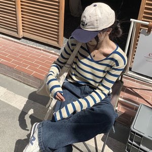 Womens V - neck Striped Knit Top With Long Sleeves - Zambeel