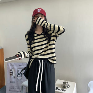 Womens V - neck Striped Knit Top With Long Sleeves - Zambeel